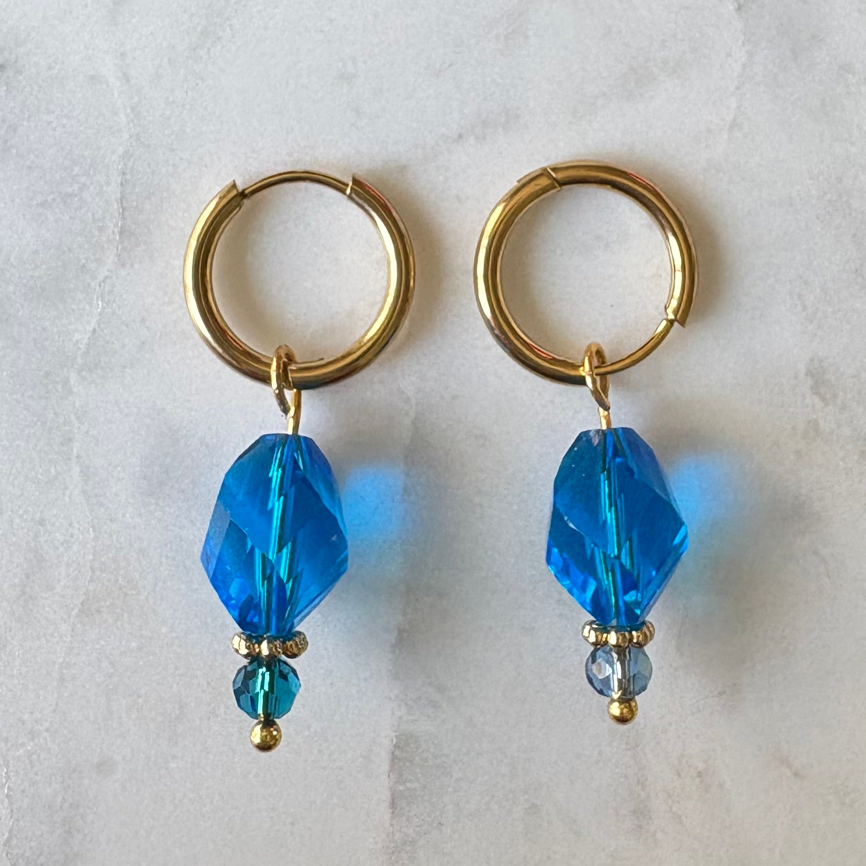 Azure Storm – oorbellen goud blauw glaskralen hoops