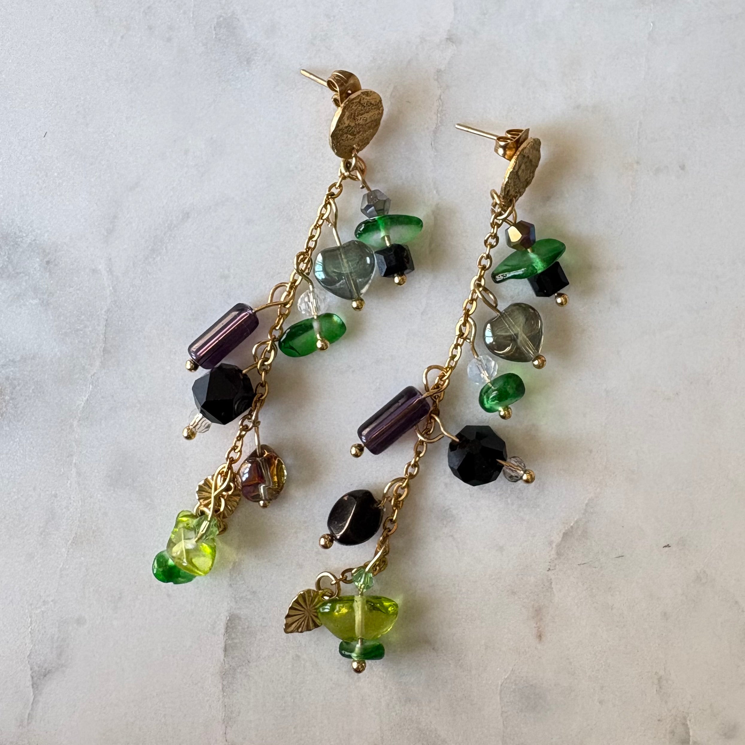 Enchanted Forest – lange oorbellen goud groen glaskralen statement