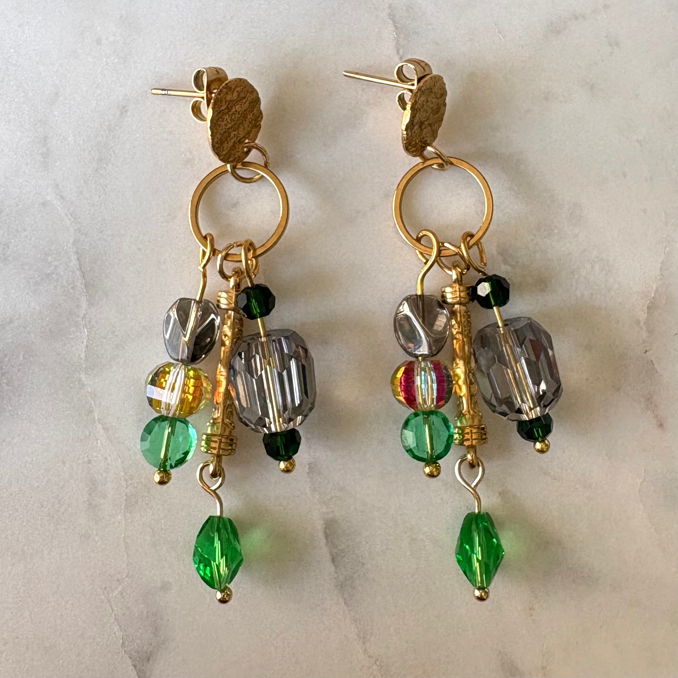 Emerald Dusk – grote oorbellen groen rookglas goud glaskralen statement