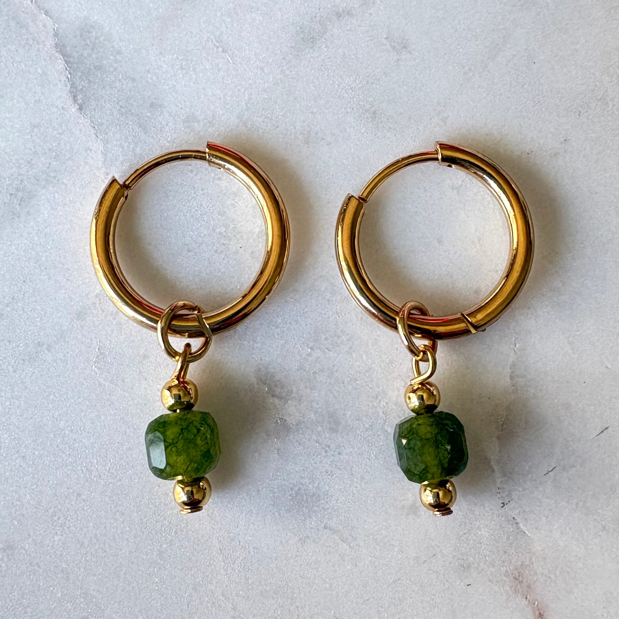 Forest Stone – kleine oorbellen gouden hoops natuursteen groen
