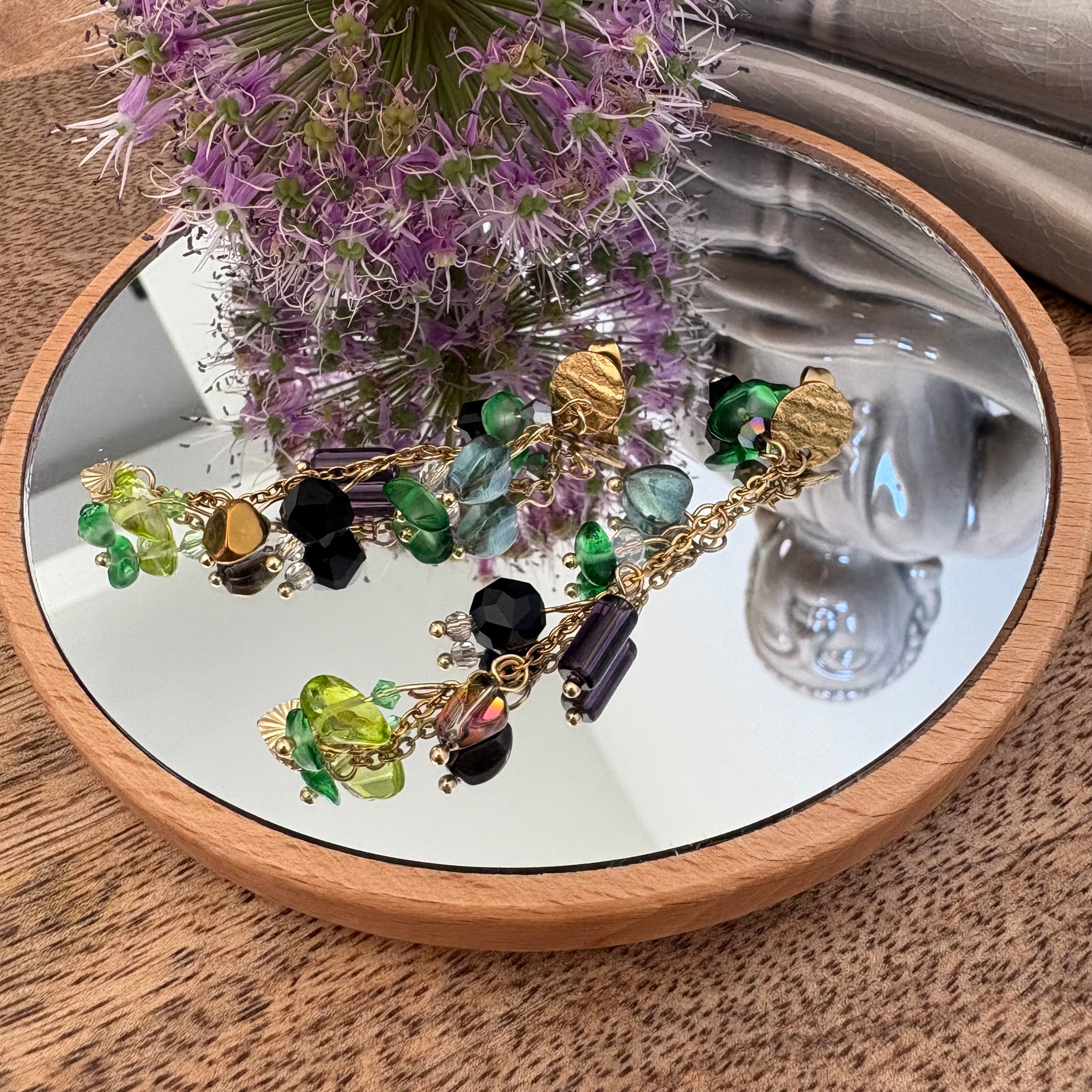 Enchanted Forest – lange oorbellen goud groen glaskralen statement
