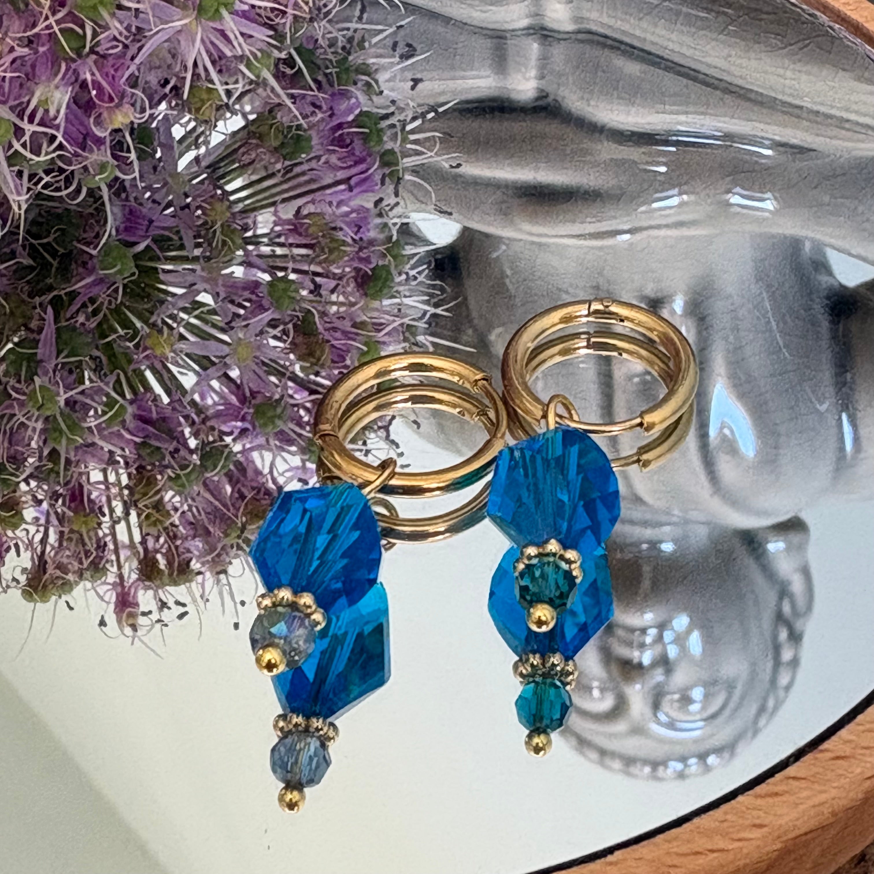 Azure Storm – oorbellen goud blauw glaskralen hoops