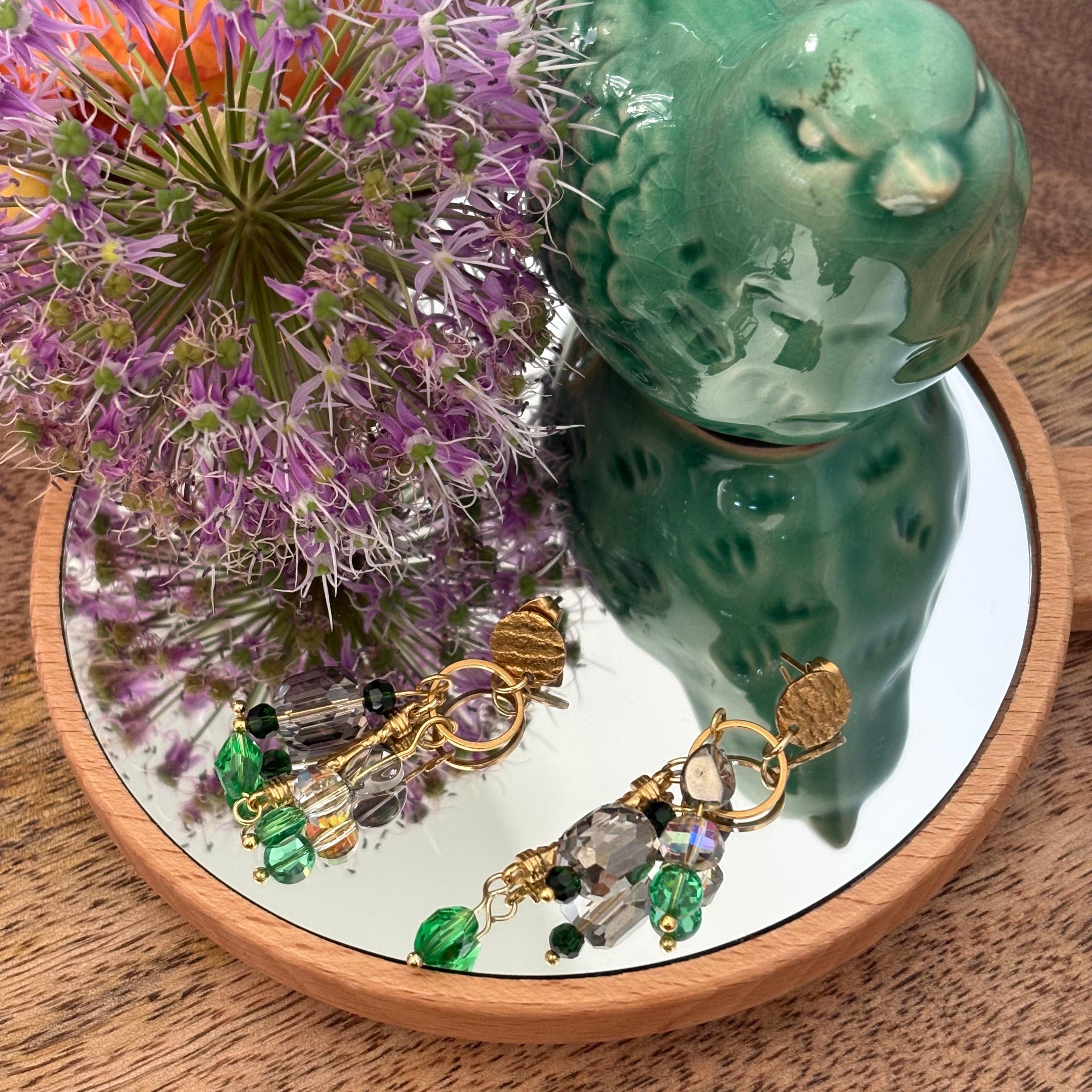 Emerald Dusk – grote oorbellen groen rookglas goud glaskralen statement