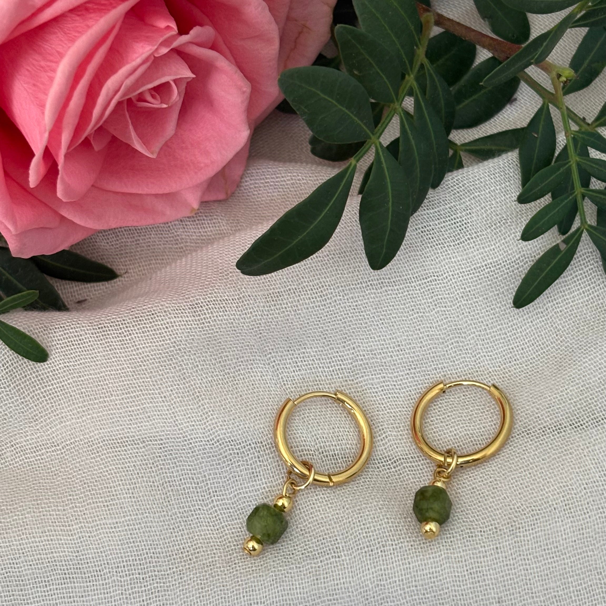 Forest Stone – kleine oorbellen gouden hoops natuursteen groen