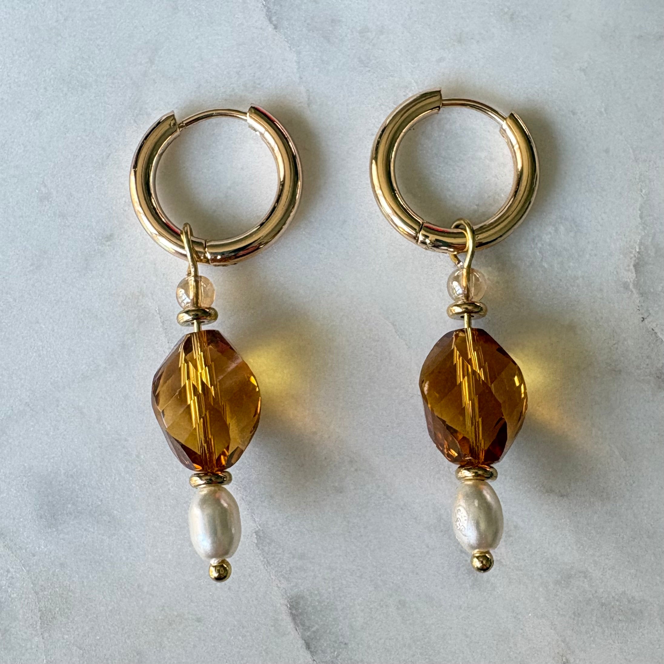 Cognac Pearl – goudkleurige oorbellen cognac kristal en parel