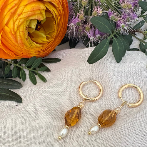 Cognac Pearl – goudkleurige oorbellen cognac kristal en parel