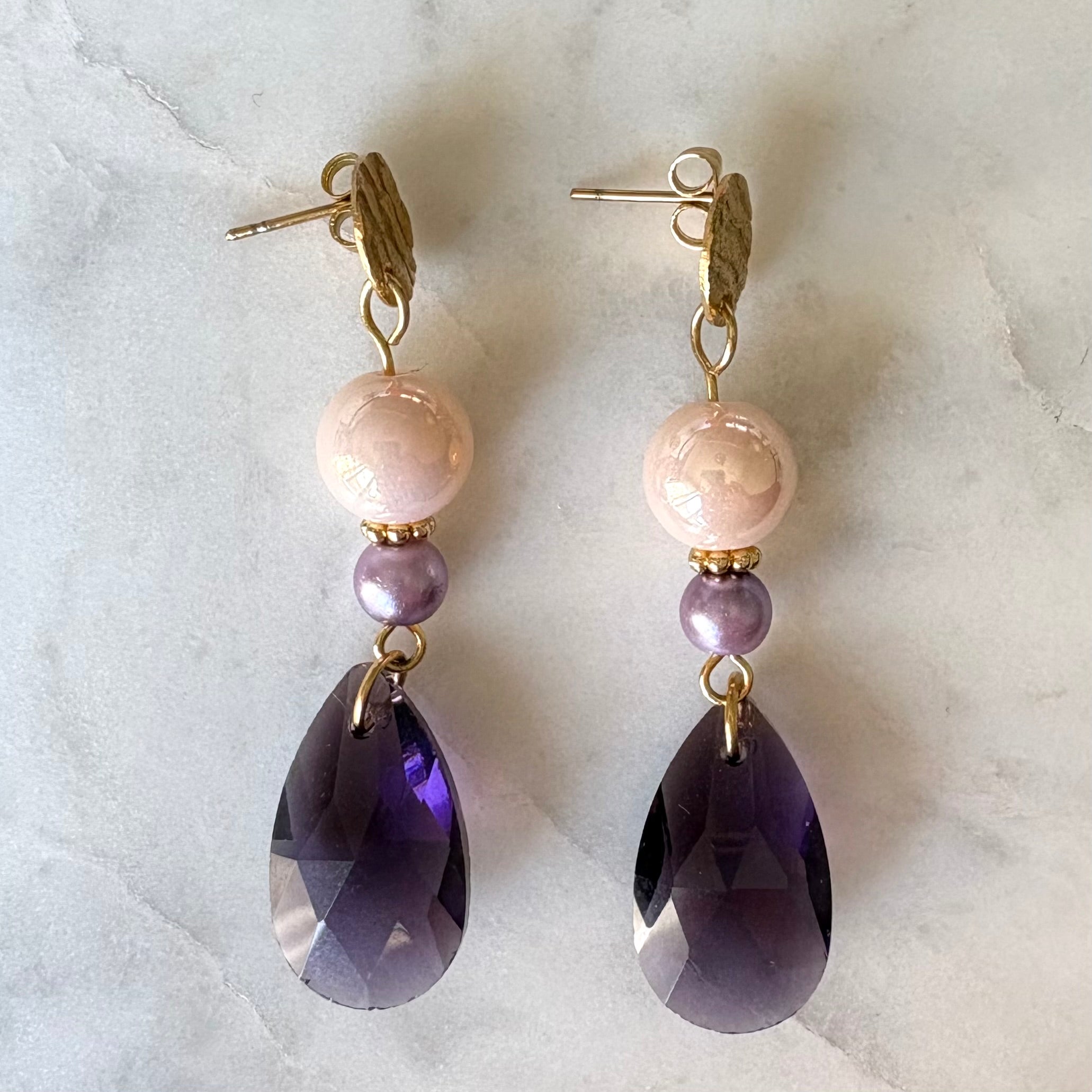 Amethyst Dream – lange oorbellen paarse kristaldruppel crème kralen goud