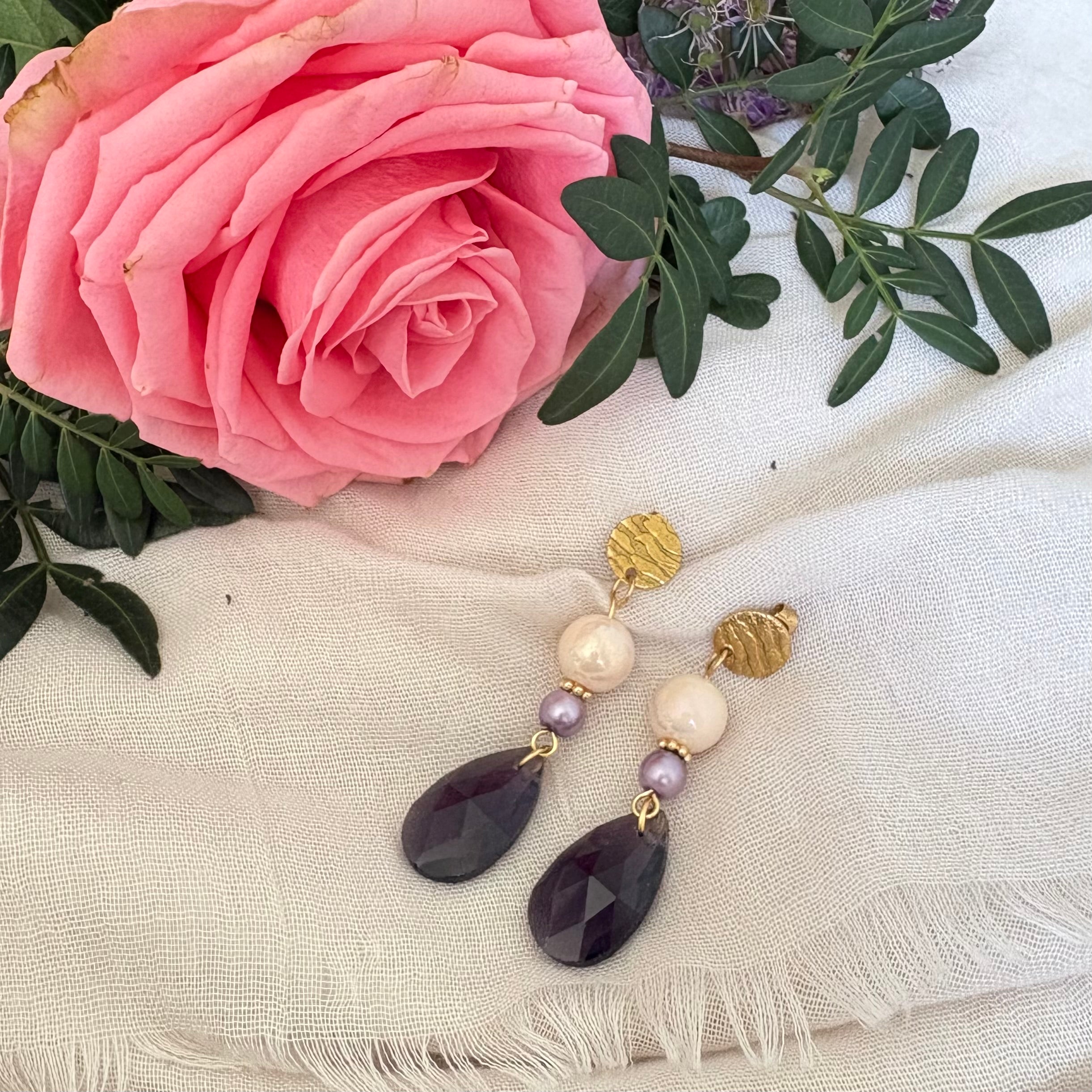 Amethyst Dream – lange oorbellen paarse kristaldruppel crème kralen goud