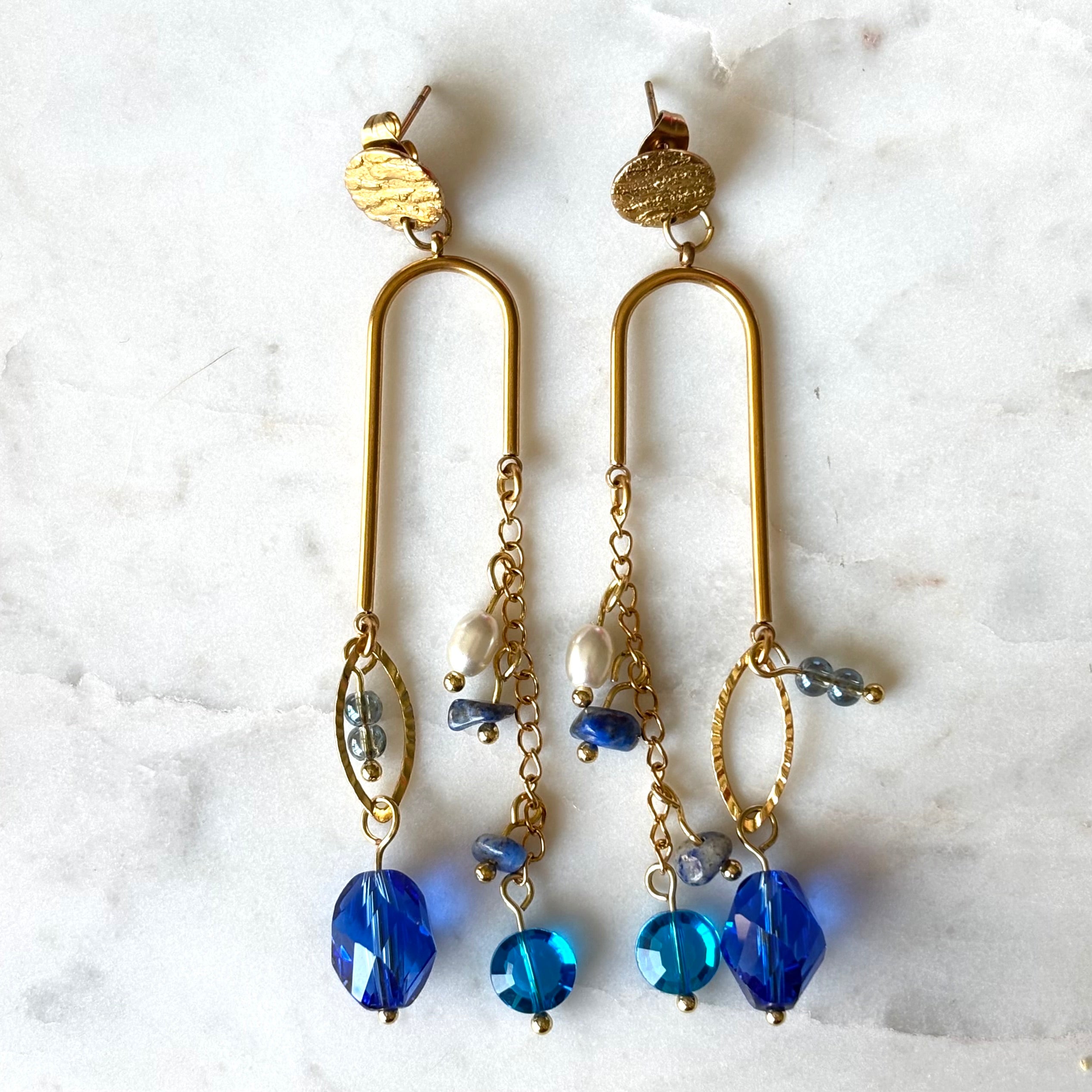 Blue Lagoon – lange oorbellen blauw kristal lapis lazuli imitatieparel goud