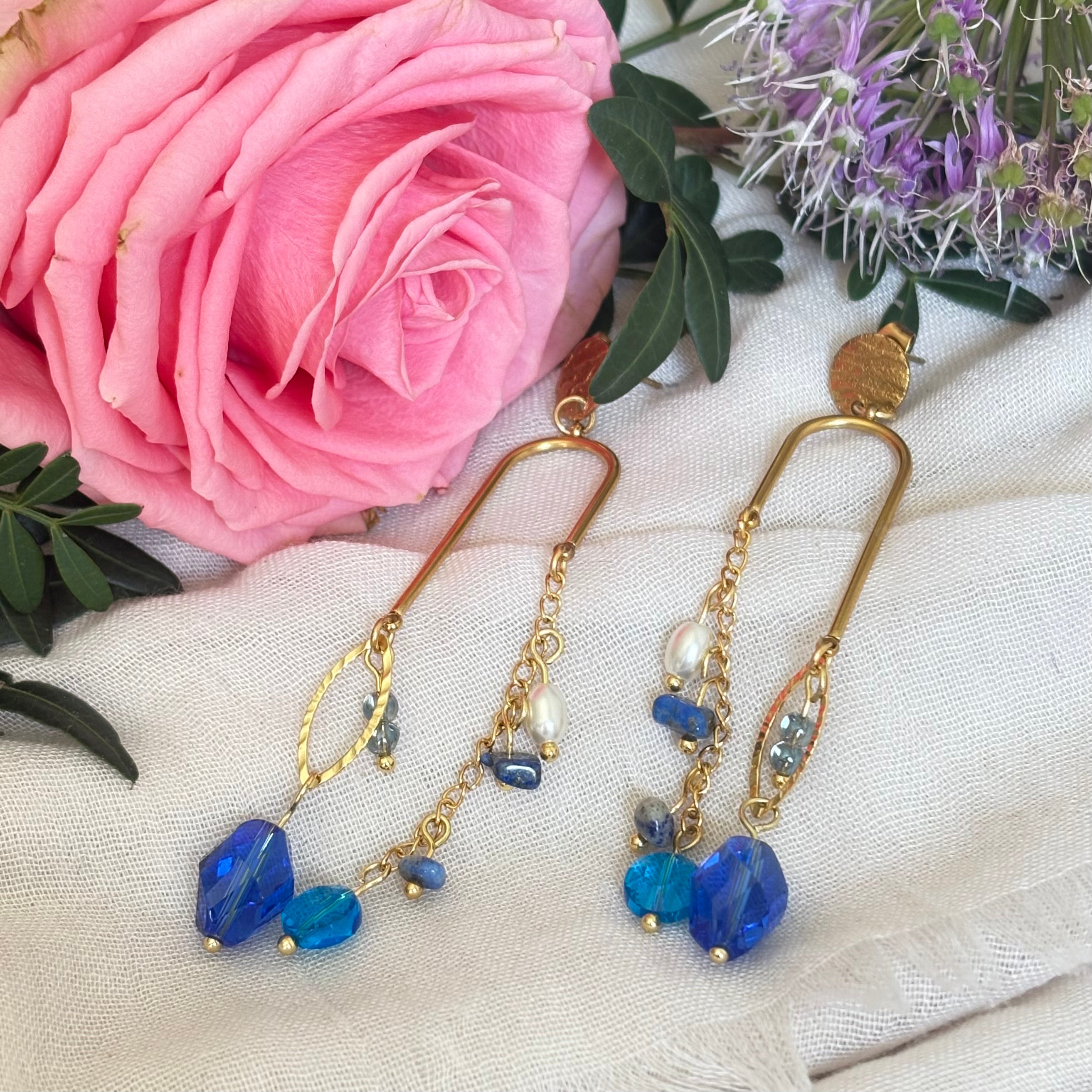 Blue Lagoon – lange oorbellen blauw kristal lapis lazuli imitatieparel goud